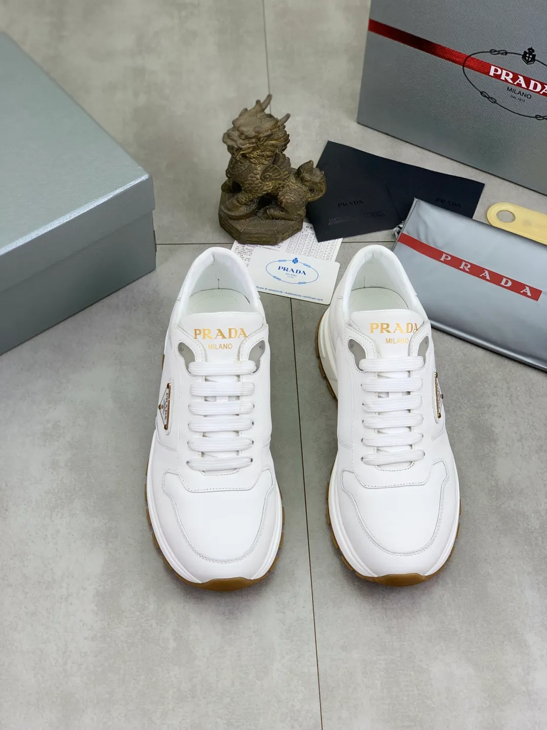 Men's shoes 💰P540 new (higher version) new PRADA (Prada) classic models are on the market at the same time, new men's shoes, 😘fabrics are selected from original imported calfskin. First layer of imported cowhide lining. The original version is awesome! 👍🏿Original open-molded non-slip PU outsole, with exquisite lines, simple and elegant, super comfortable and classy on foot, suitable for leisure travel. Code number: 38-45 (46 customized) 4️⃣ colors available